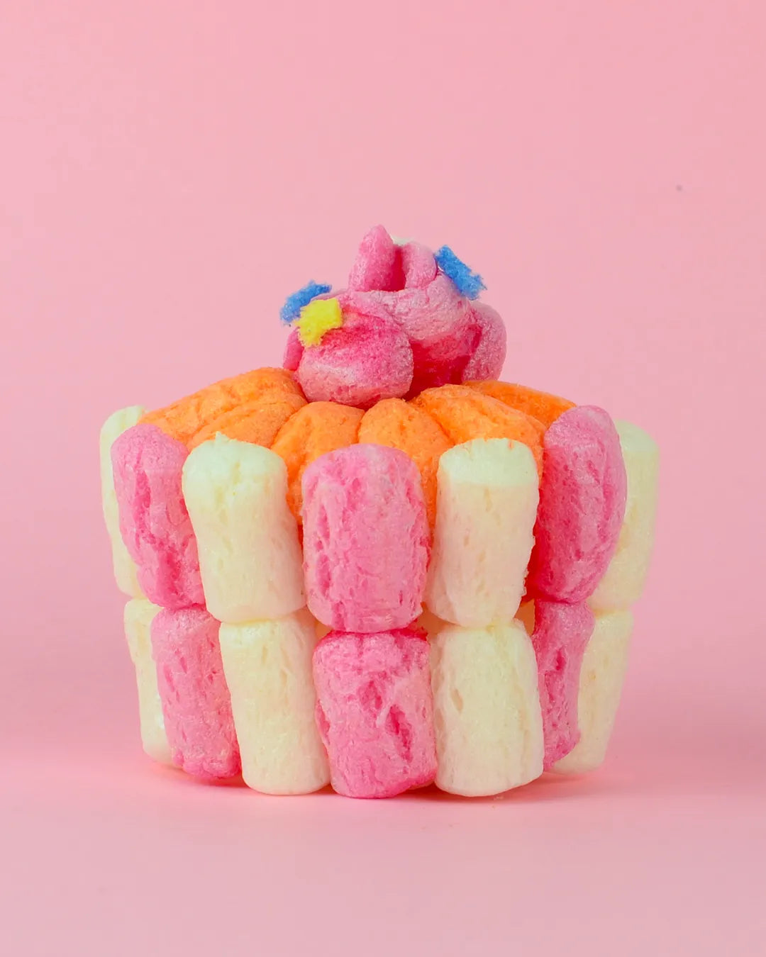 Ein Cupcake aus Playmais Classic-Teilen. Der Cupcake ist rosa-weiß mit rosa Icing.