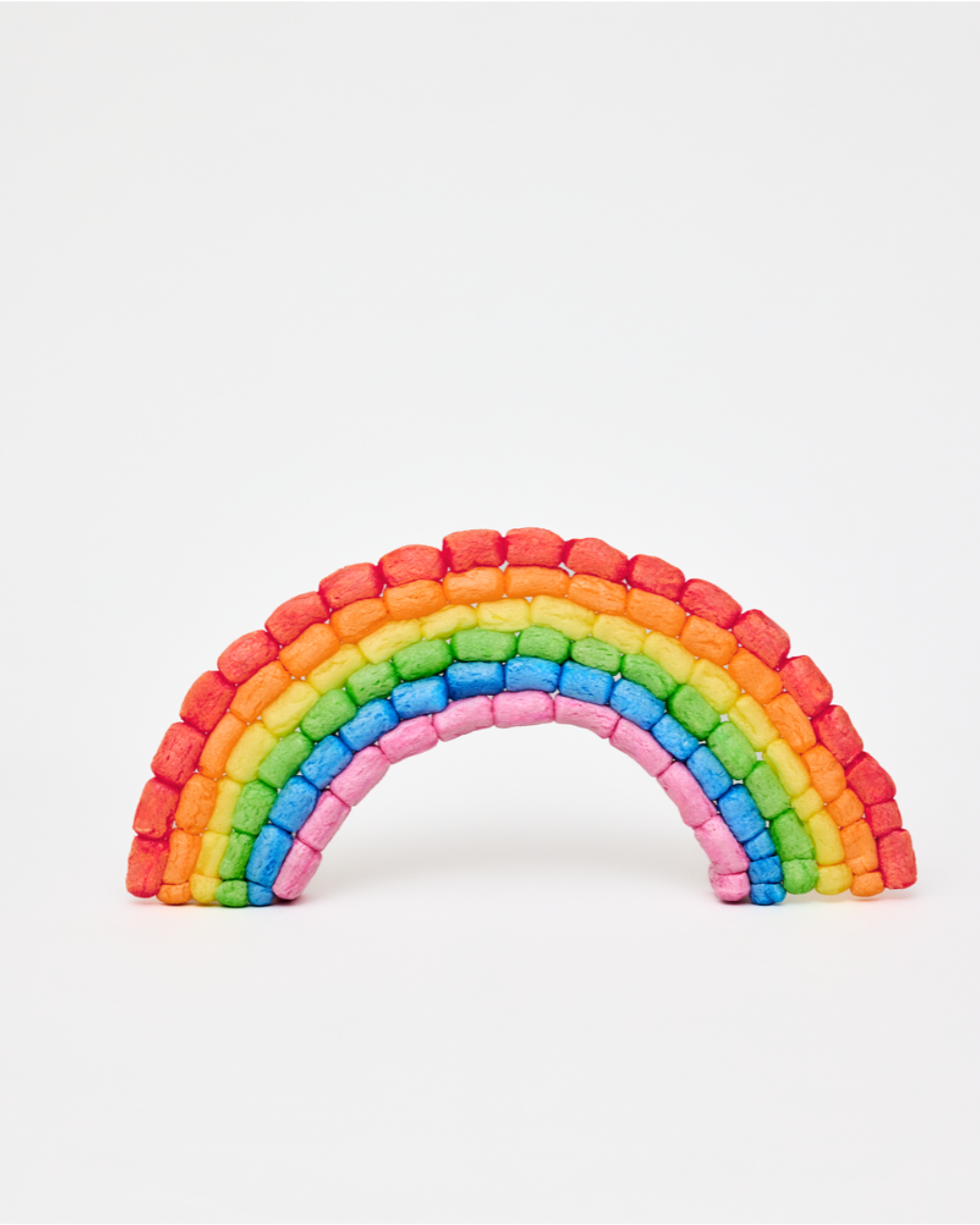 Ein bunter Regenbogen aus nubsis, bestehend aus sieben Schichten in Rot, Orange, Gelb, Grün, Blau, Lila und Rosa.