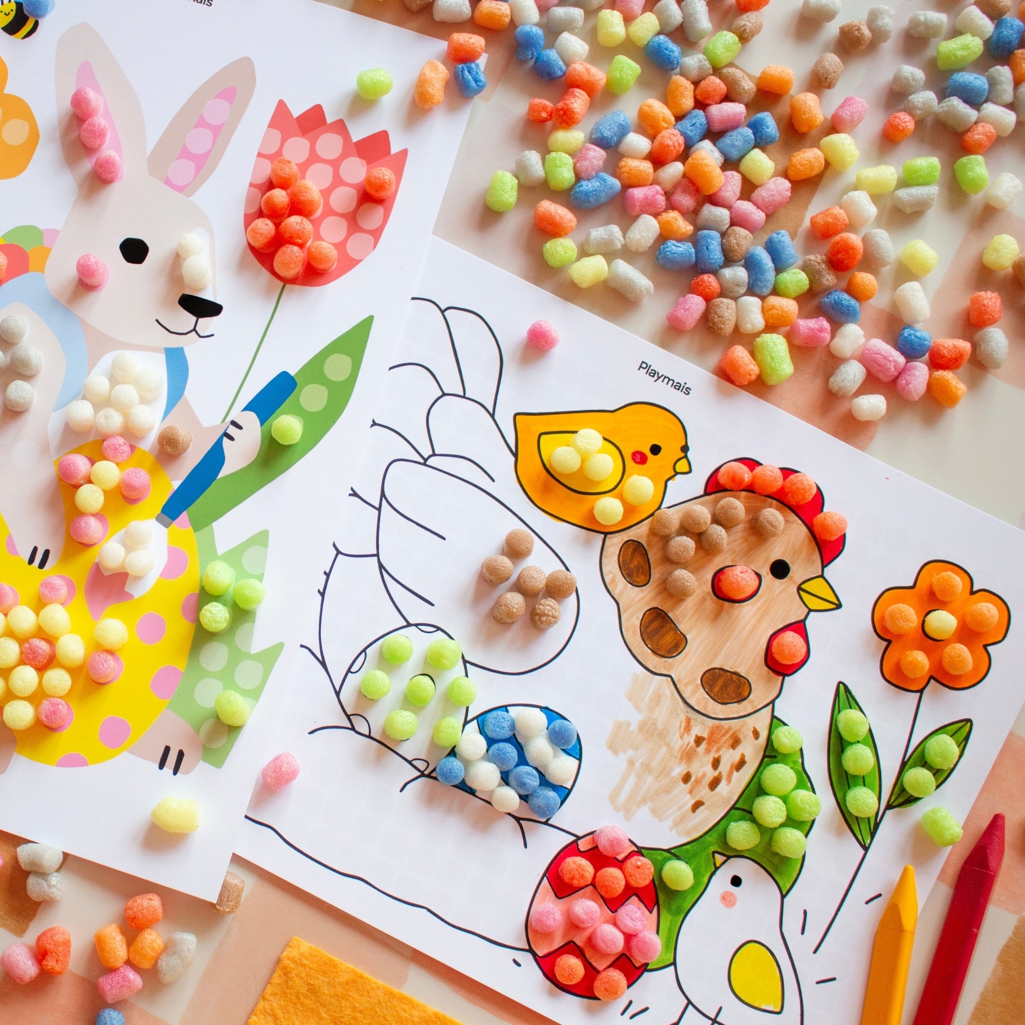 Ausgemalte und beklebte Motive Osterhase und Henne mit Küken zum Verschenken oder Aufhängen.