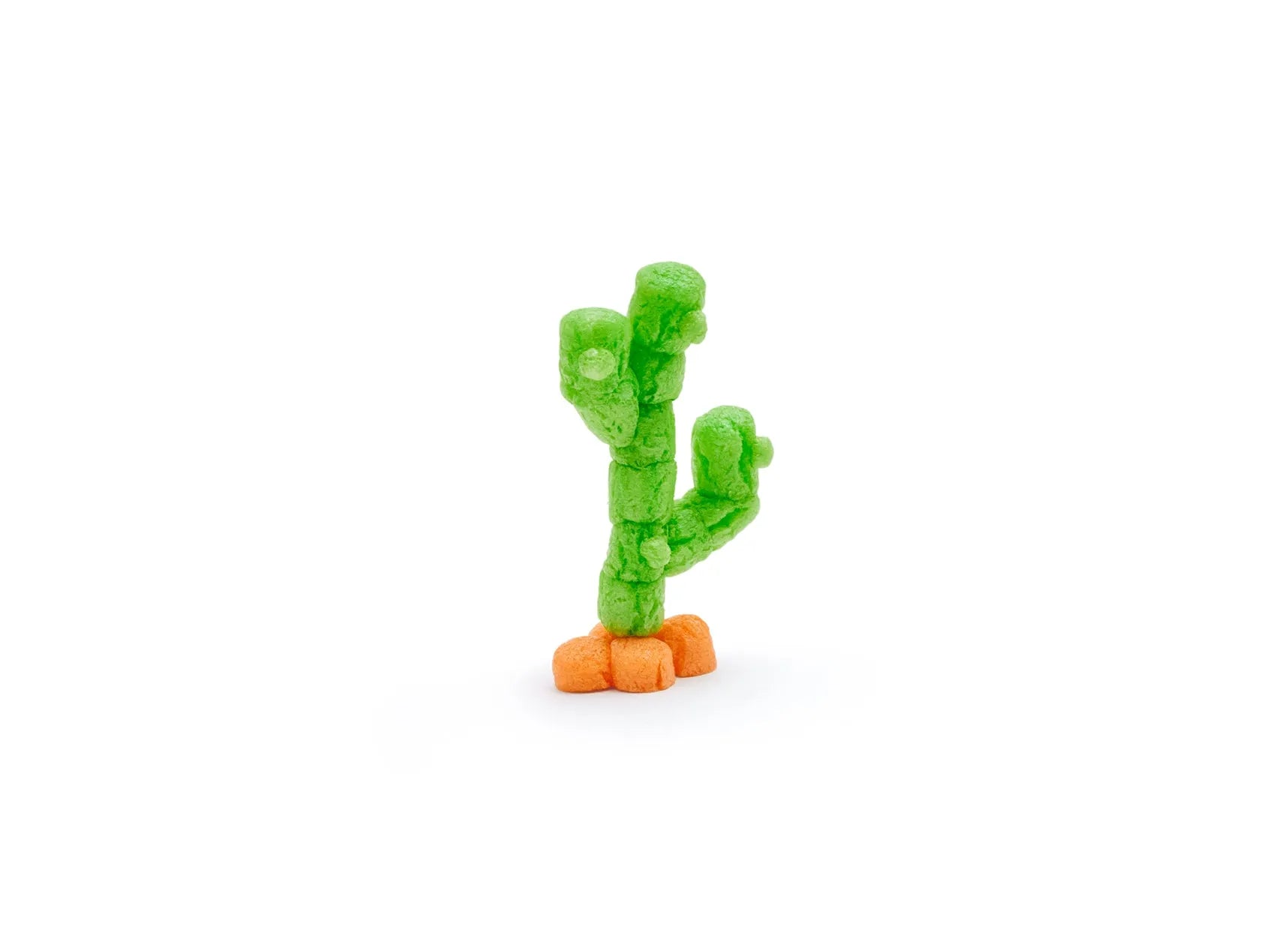 Grüne nubsis in Kaktusform mit orangefarbenem Sockel auf weißem Hintergrund.