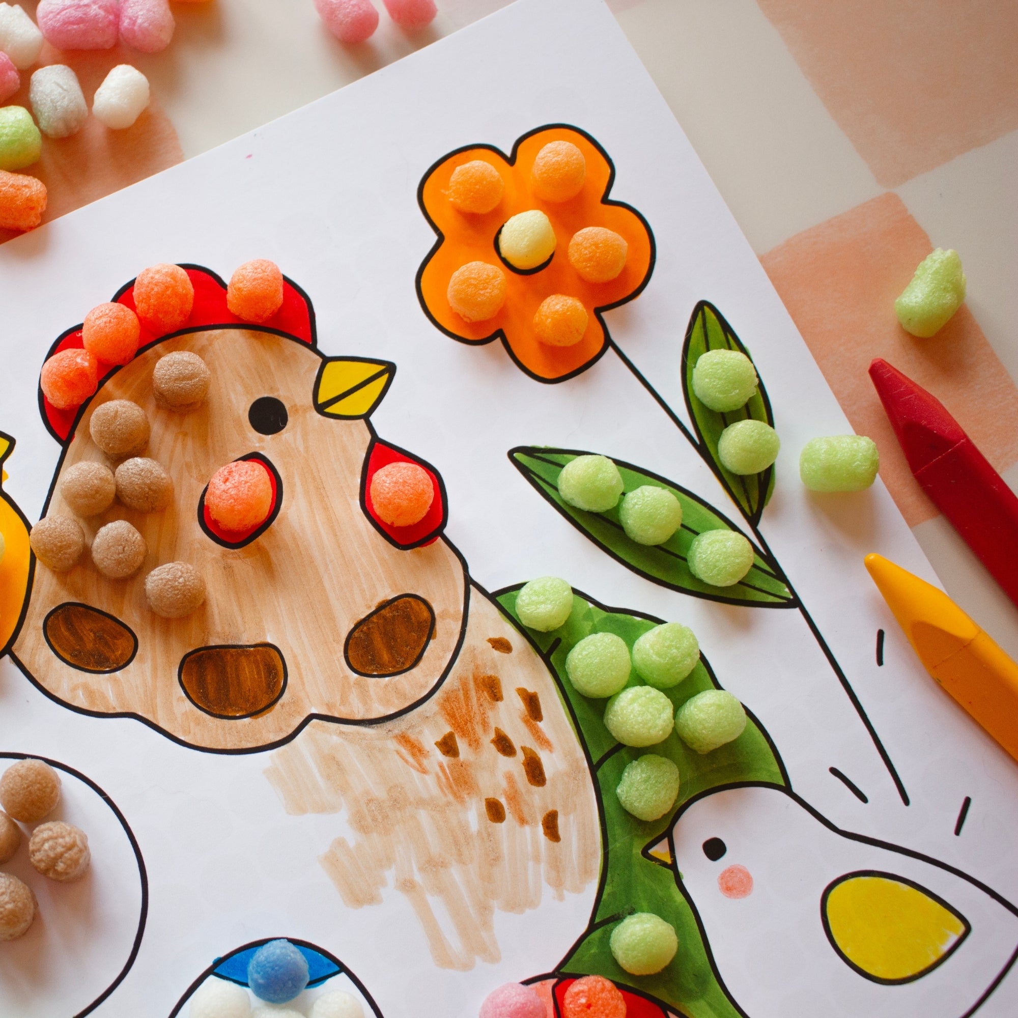 Schritt 2: Vorlagen schwarzweiß und bunt ausmalen und mit Playmais-Mosaic bekleben.