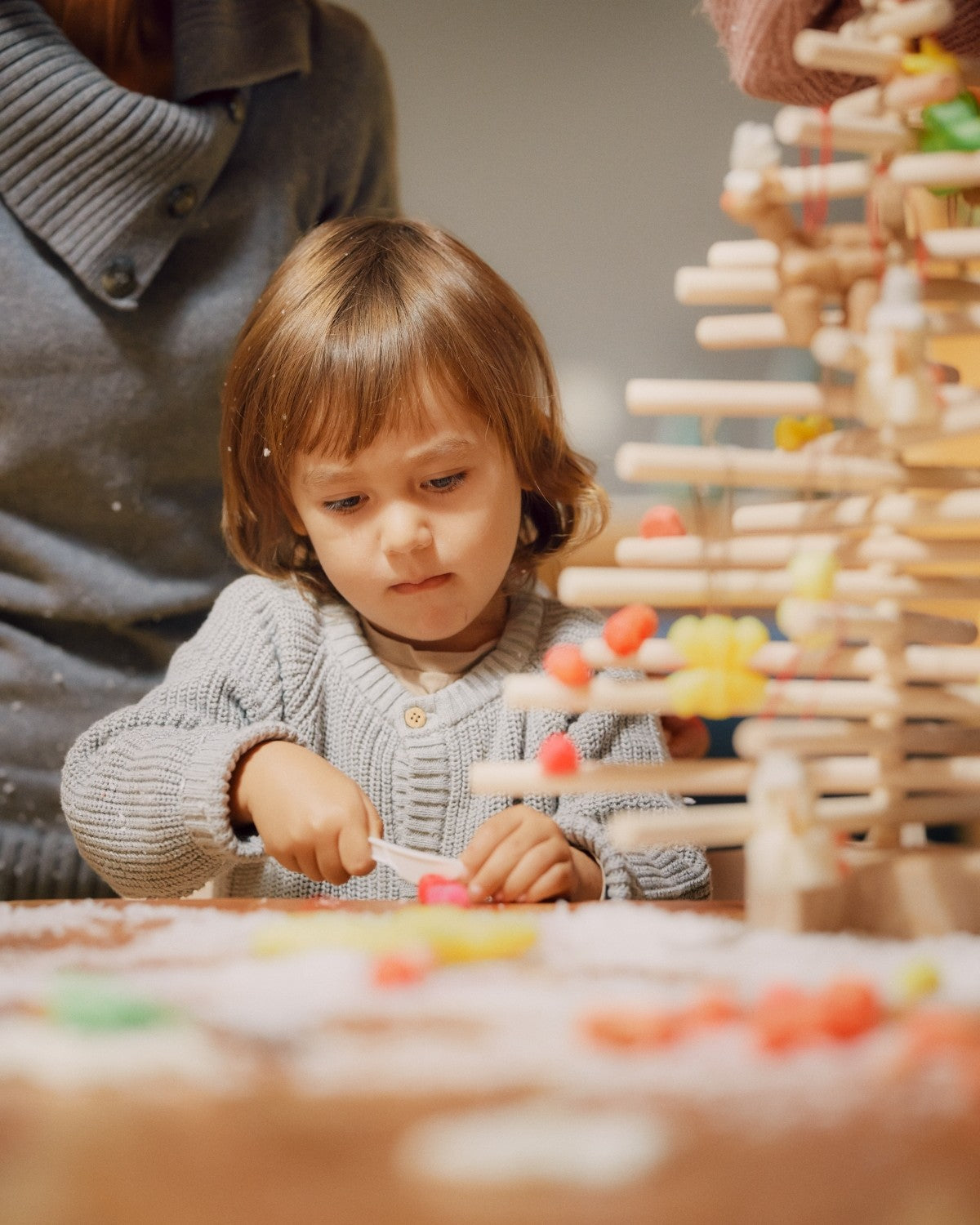 Kind bastelt Weihnachtsschmuck aus Playmais
