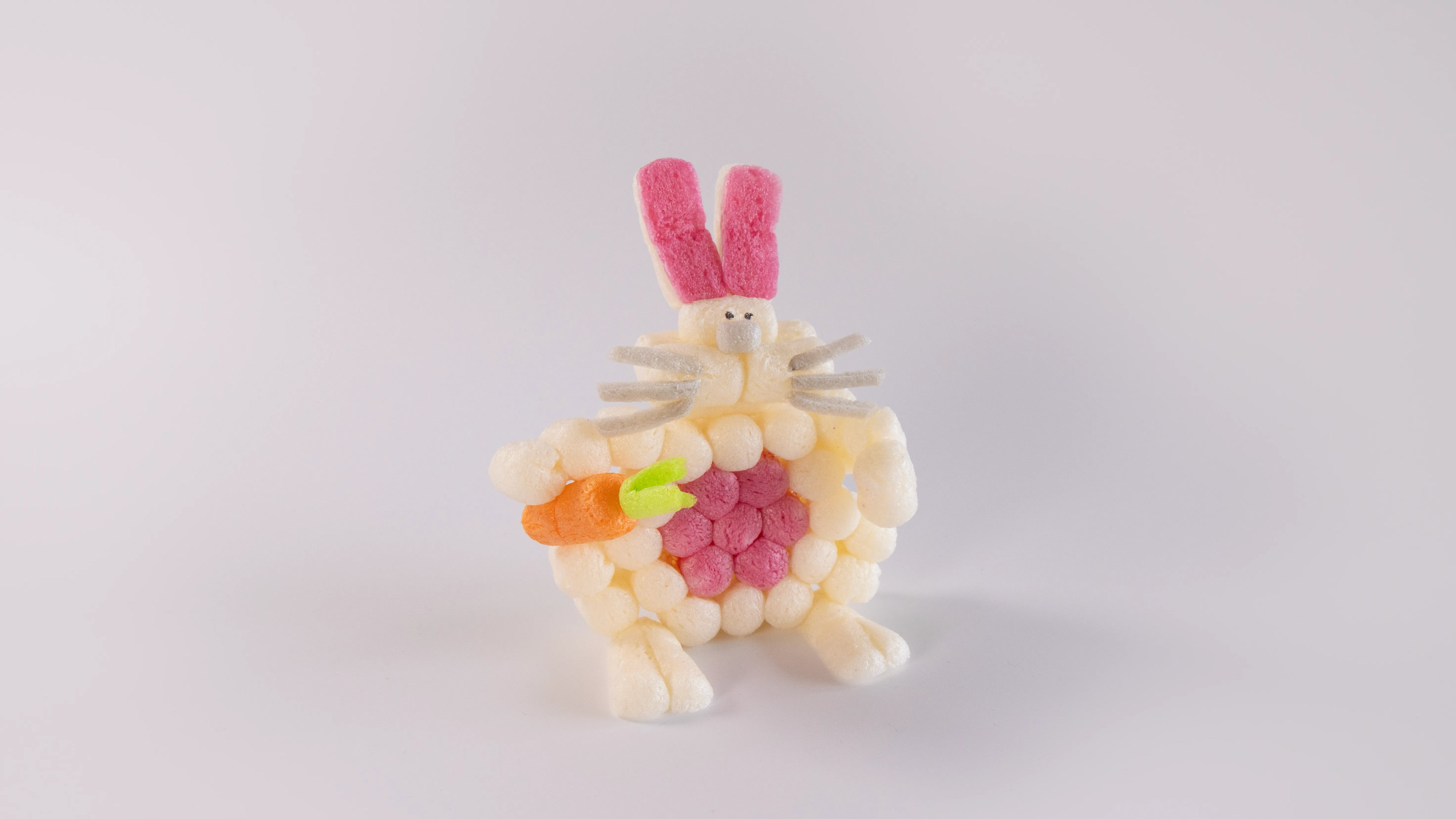 Osterhase mit Möhre aus Playmais Classic und Playmais Mosaic.