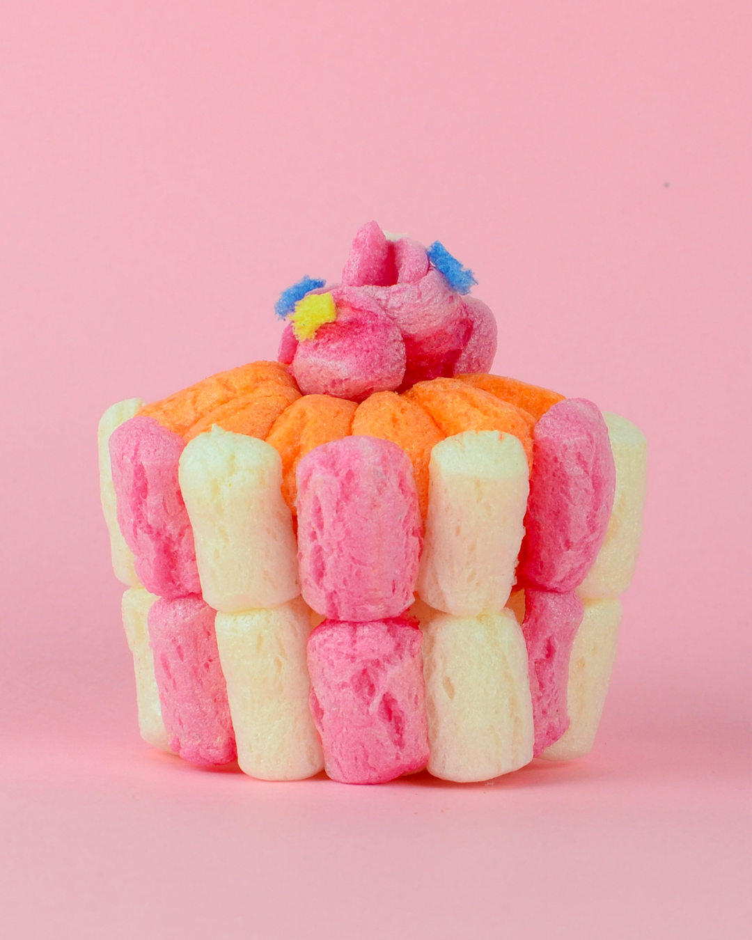 Ein Cupcake aus Playmais Classic-Teilen. Der Cupcake ist rosa-weiß mit rosa Icing.