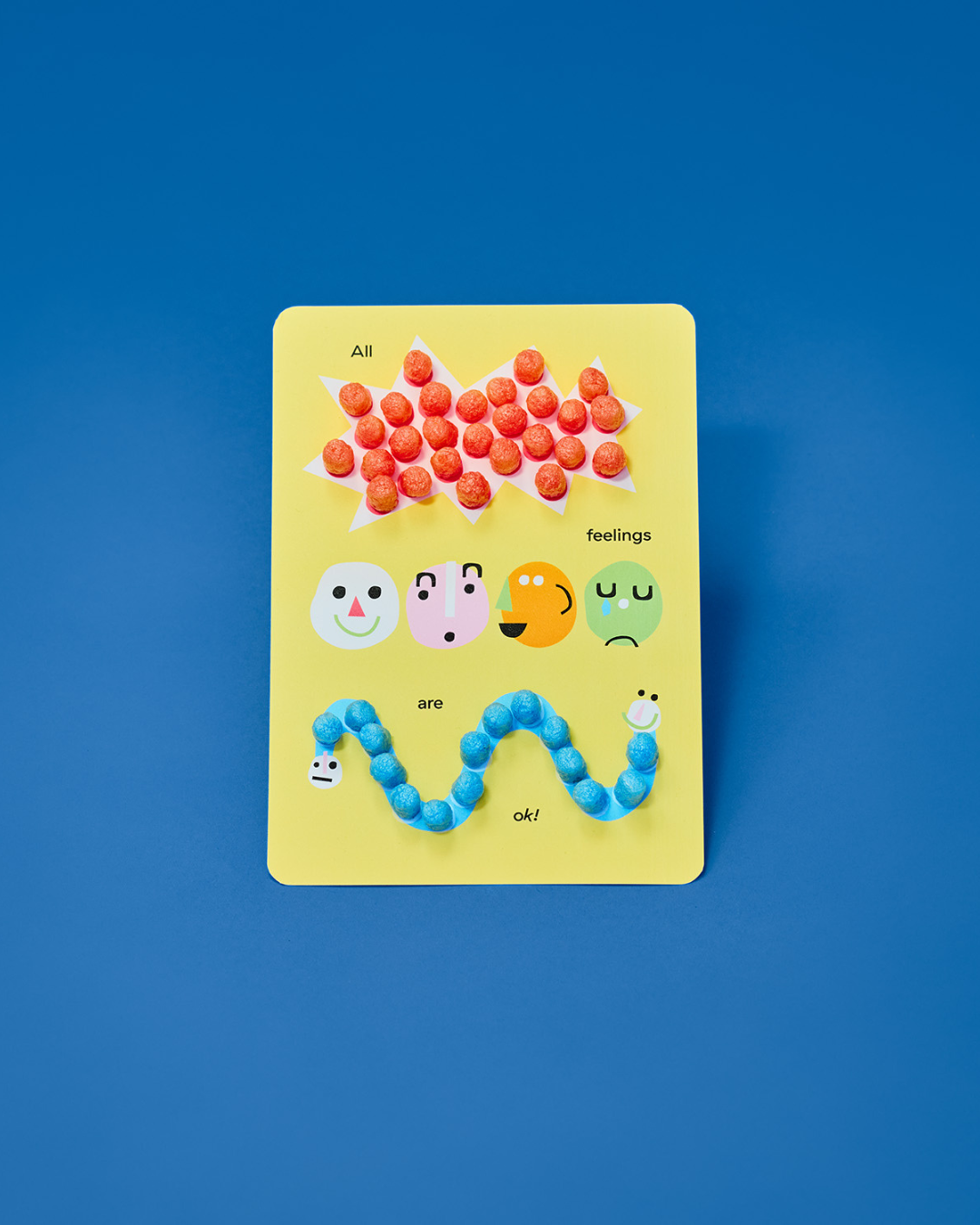 Affirmationskarte zum Bekleben mit Playmais. Sie zeigt unterschiedliche Gefühle und darauf steht: All feelings are ok!