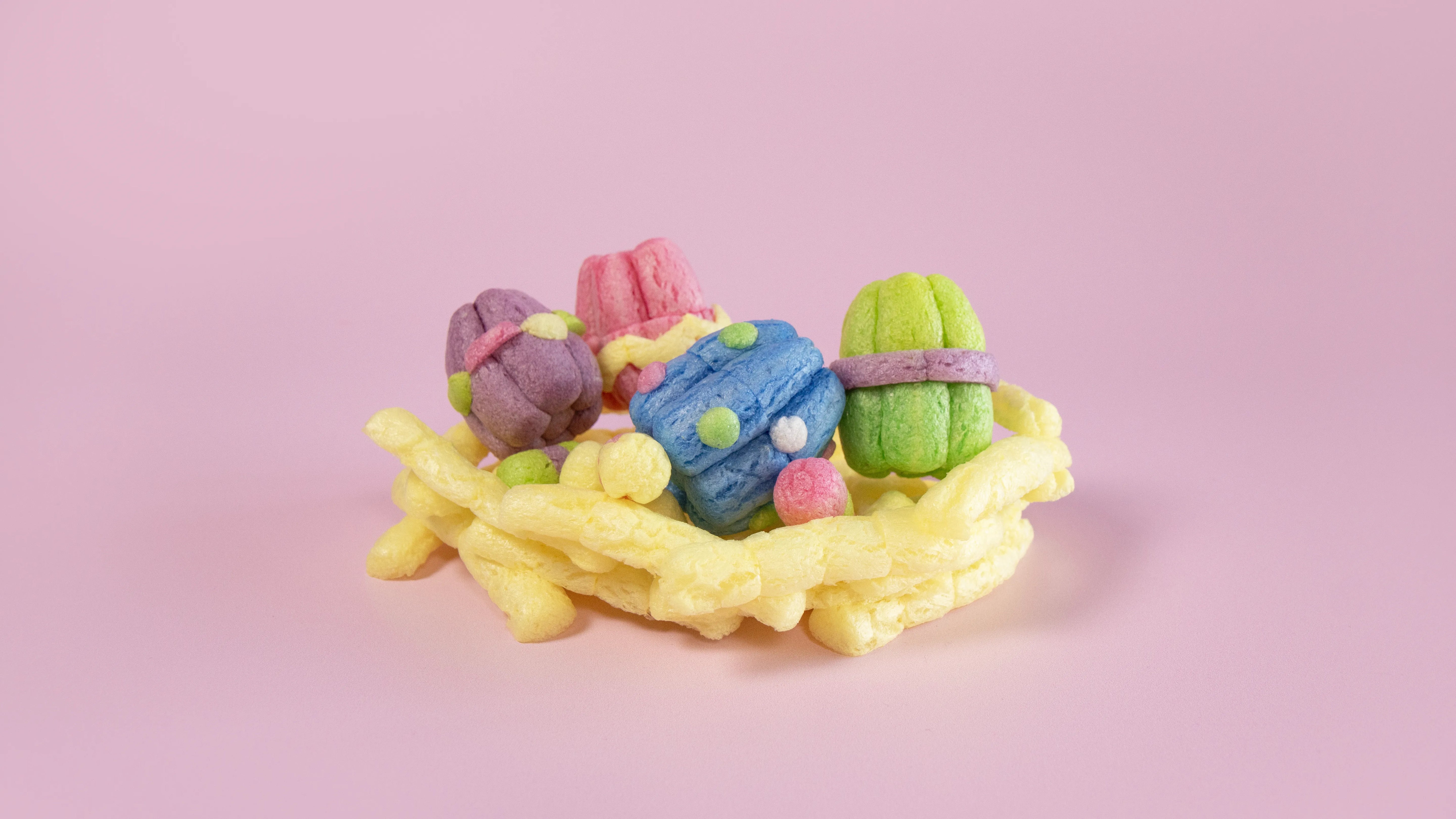 Osternest mit bunten Eiern aus Playmais Classic.