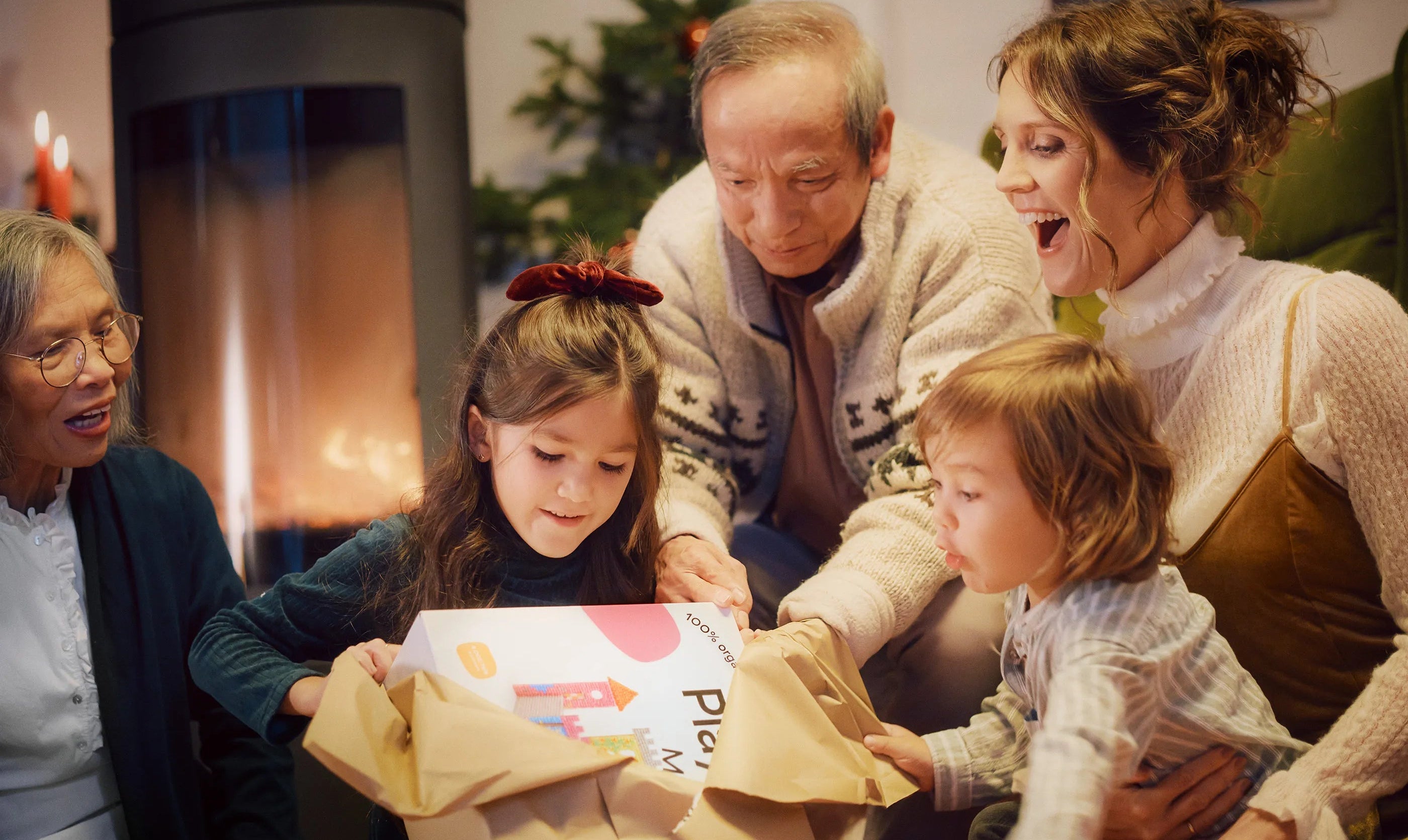 Bescherung mit der ganzen Familie, die das Playmais-Set Castle auspackt.